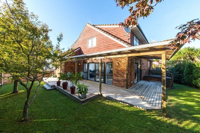 Photo of property in 92 Manhattan Heights, Glendene, Auckland, 0602