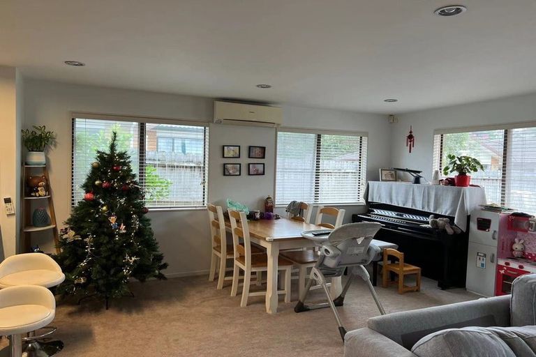 Photo of property in 33 South Kensington Way, Henderson, Auckland, 0612