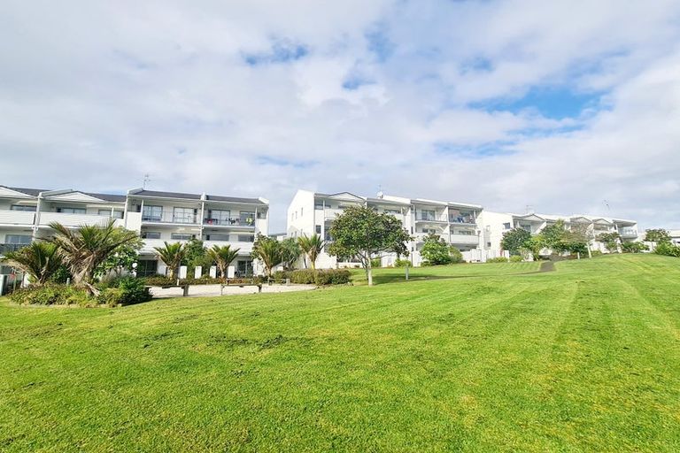 Photo of property in 1e/60 Masons Road, Oteha, Auckland, 0632
