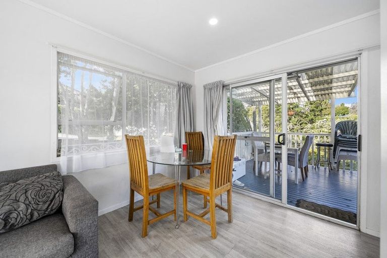 Photo of property in 27 Cedar Heights Avenue, Massey, Auckland, 0614