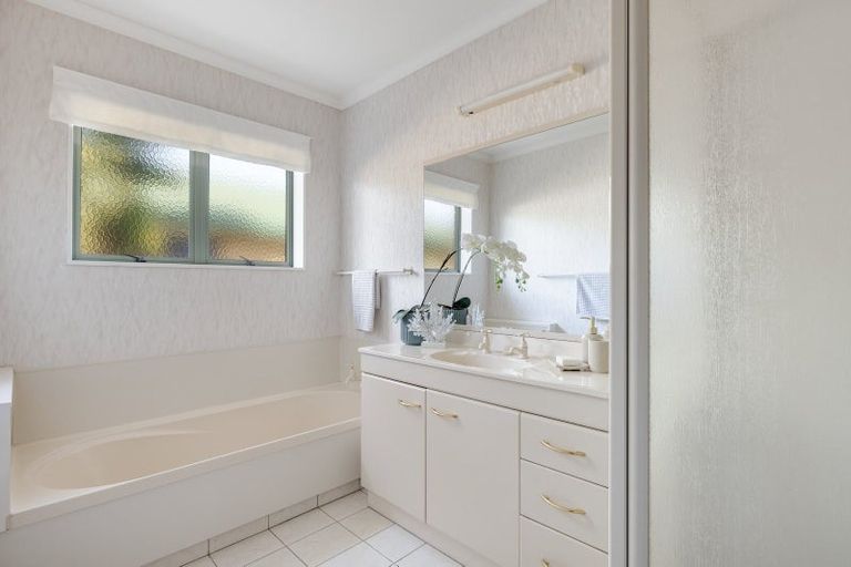 Photo of property in 5 Burnt Oak Drive, Pyes Pa, Tauranga, 3112