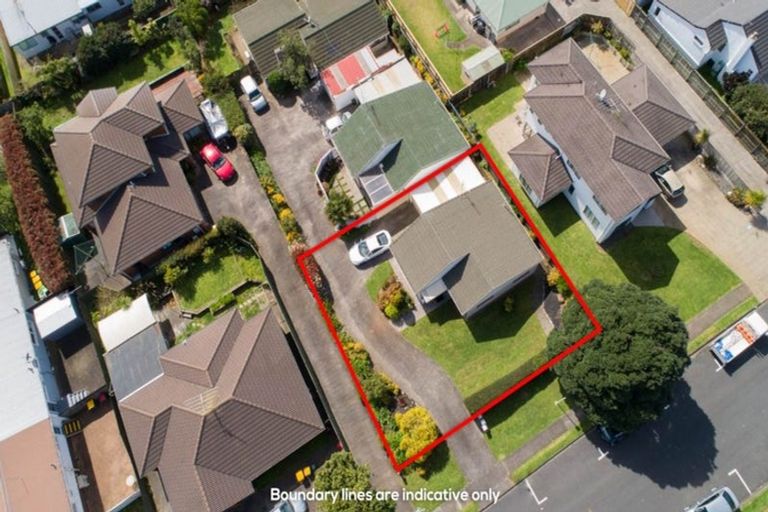 Photo of property in 1/11 Thornton Road, Milford, Auckland, 0620