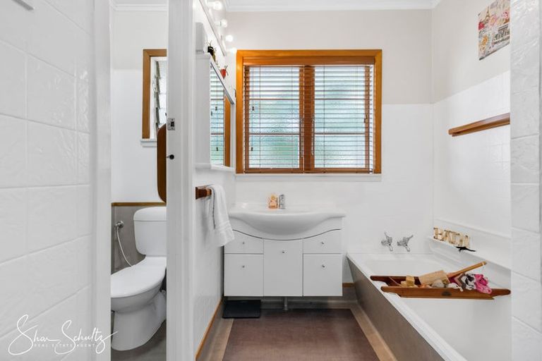 Photo of property in 21 View Street, Maungaturoto, 0520