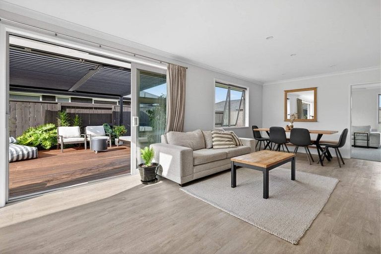 Photo of property in 33 Te Kio Crescent, Papamoa Beach, Papamoa, 3118