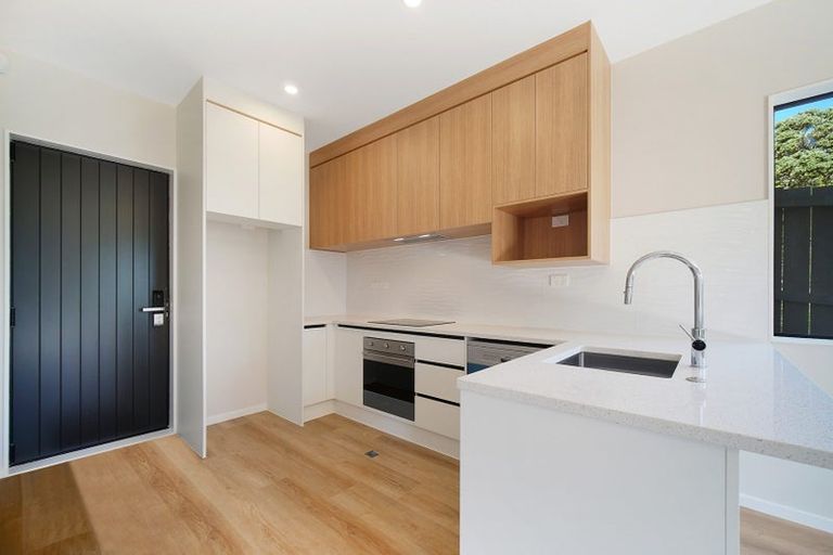 Photo of property in 8 Don Oliver Lane, Glen Eden, 0602