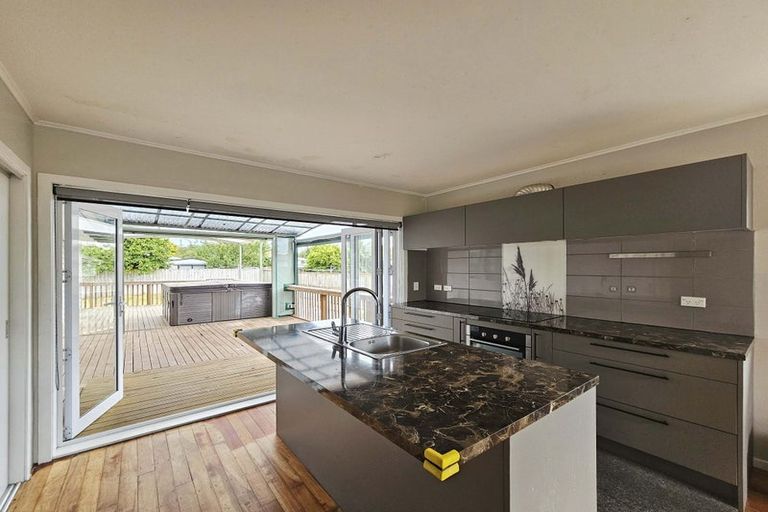 Photo of property in 11 Salas Place, Papakura, 2110