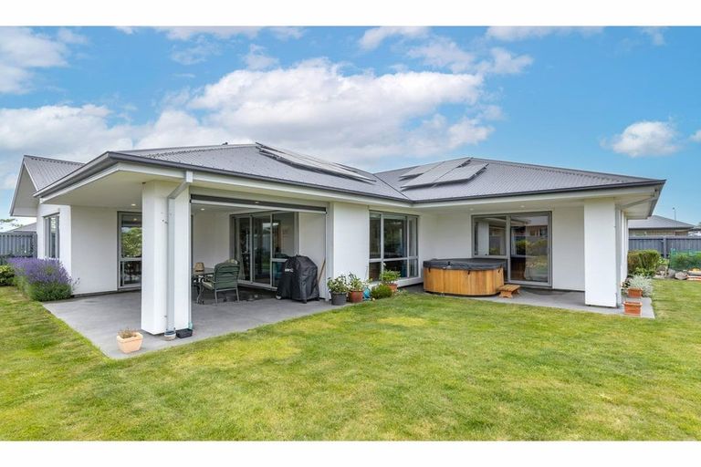 Photo of property in 19 Walnut Way, Rangiora, 7400