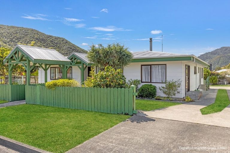 Photo of property in 17 Huia Street, Waikawa, Picton, 7220