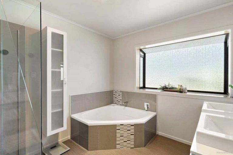 Photo of property in 479 East Coast Road, Murrays Bay, Auckland, 0630