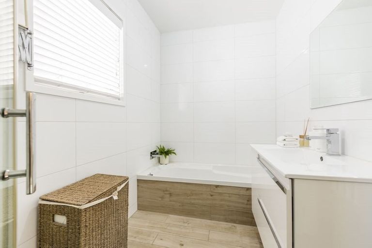 Photo of property in 1/14 Beechwood Road, Rothesay Bay, Auckland, 0630