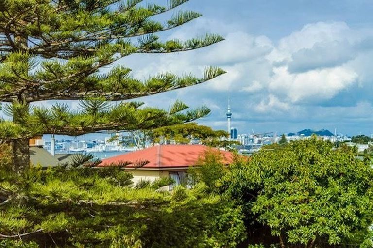 Photo of property in 22 Onewa Road, Northcote Point, Auckland, 0627