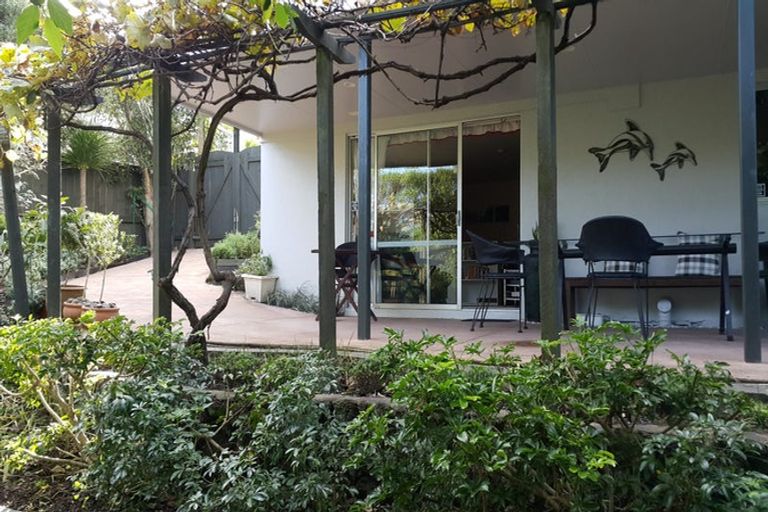 Photo of property in 2/31 Hyde Road, Rothesay Bay, Auckland, 0630