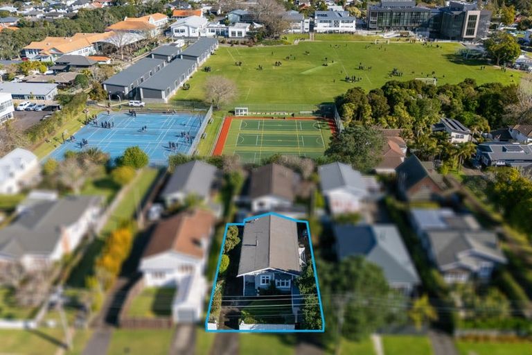 Photo of property in 1/18 Gladstone Road, Northcote, Auckland, 0627