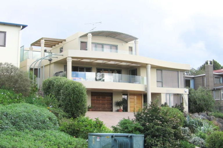 Photo of property in 18 Chelverton Terrace, Red Beach, 0932