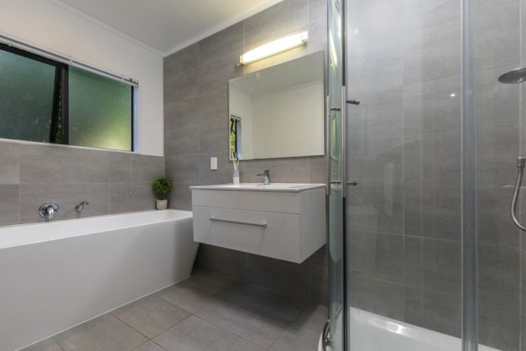 Photo of property in 9 Heatherleigh Rise, Northcross, Auckland, 0632