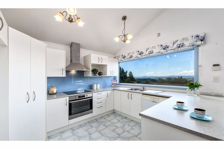 Photo of property in 312 Forest Hill Road, Waiatarua, Auckland, 0612