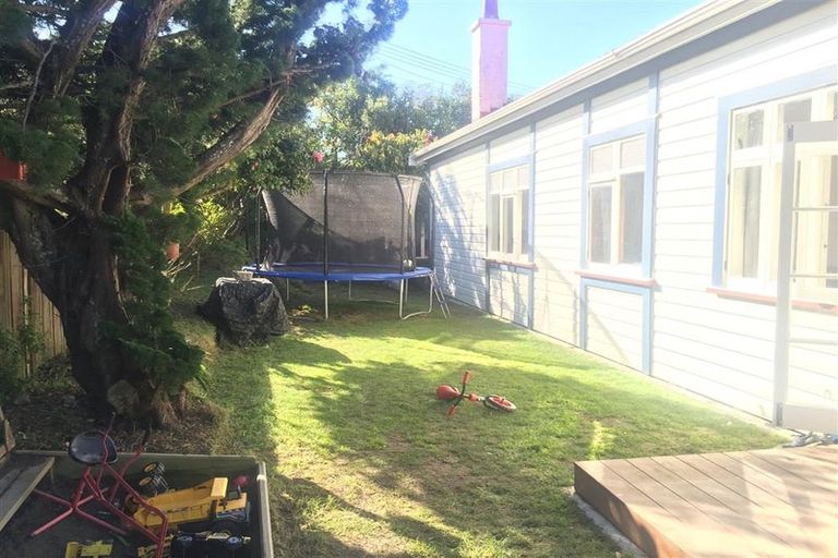 Photo of property in 37 Dorking Road, Brooklyn, Wellington, 6021