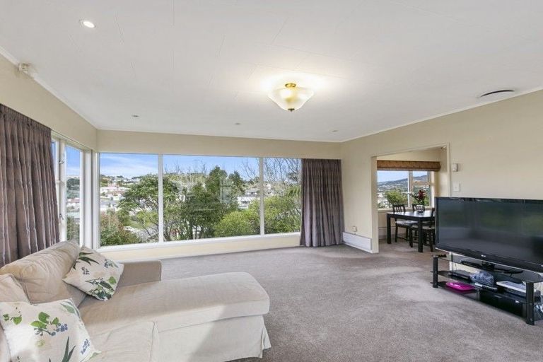 Photo of property in 31 Brooker Grove, Newlands, Wellington, 6037