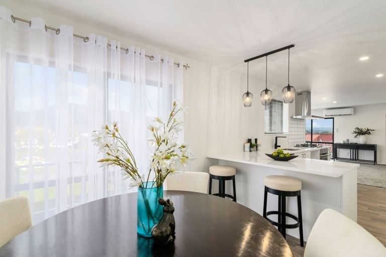 Photo of property in 8 Leo Place, Kawaha Point, Rotorua, 3010