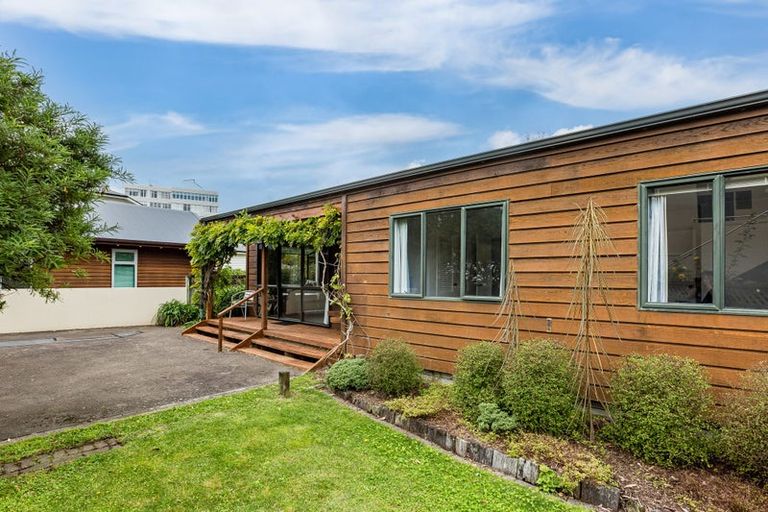 Photo of property in 105 Marine Parade, Eastbourne, Lower Hutt, 5013