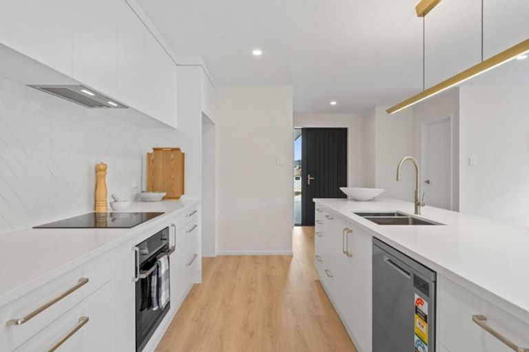 Photo of property in 21 Tahuna Minhinnick Drive, Glenbrook, 2681