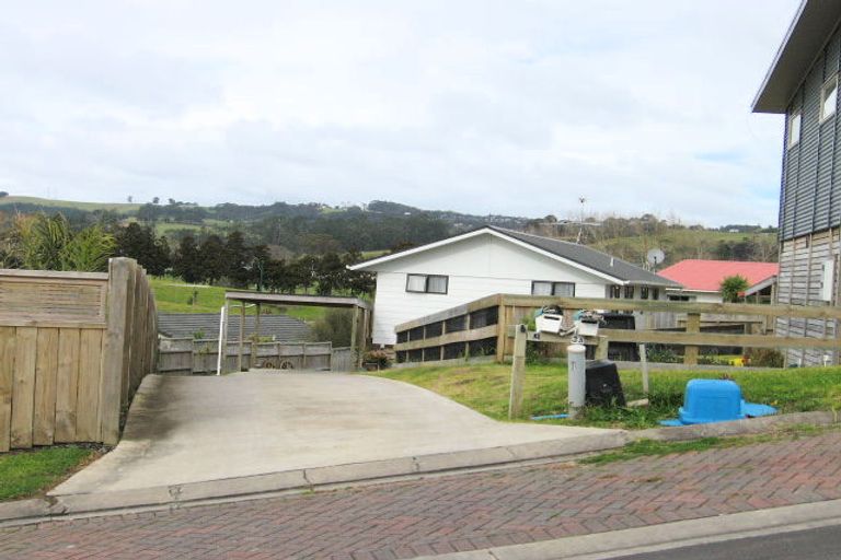 Photo of property in 3 Empressa Heights, Helensville, 0800