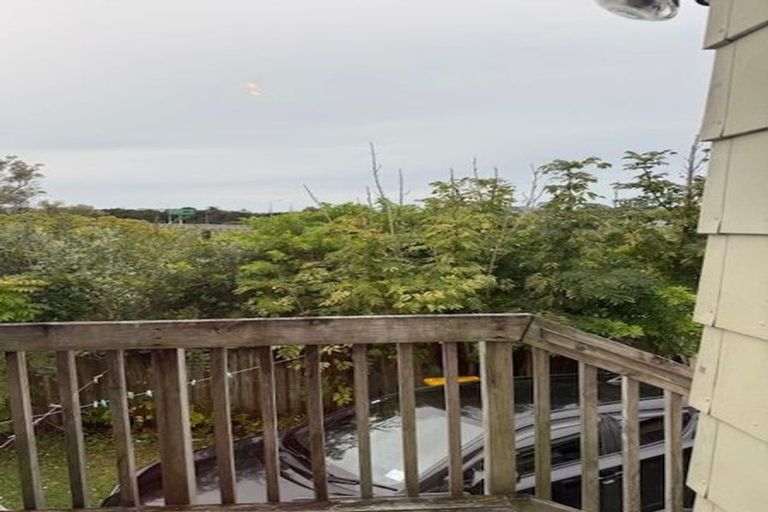 Photo of property in 16 Totaravale Drive, Totara Vale, Auckland, 0629