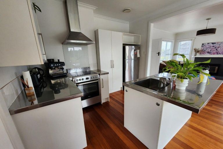 Photo of property in 81 Mangorei Road, Strandon, New Plymouth, 4312