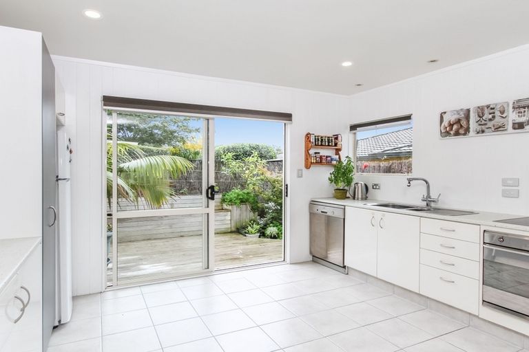Photo of property in 14 Bridgehead Cove, West Harbour, Auckland, 0618
