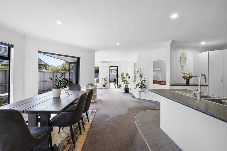 Photo of property in 16 Karina Road, Merrilands, New Plymouth, 4312