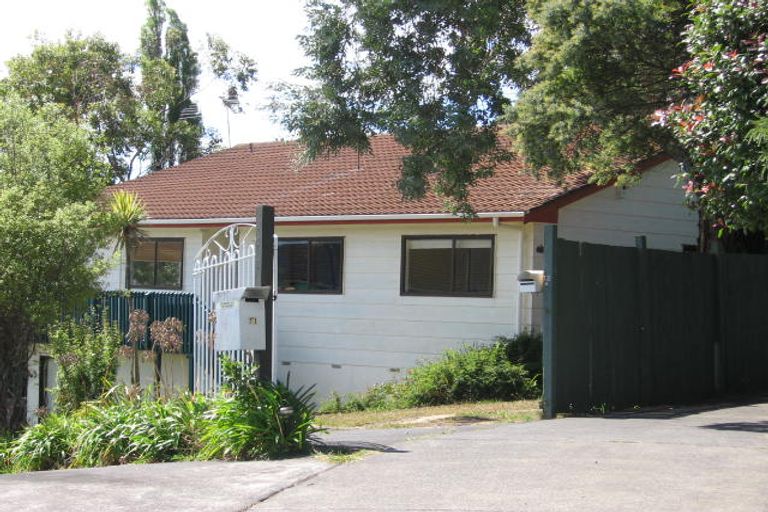 Photo of property in 1/13 Dianthus Place, Browns Bay, Auckland, 0630