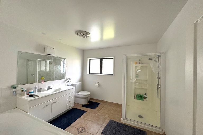 Photo of property in 7 Lone Tree Avenue, Te Atatu Peninsula, Auckland, 0610