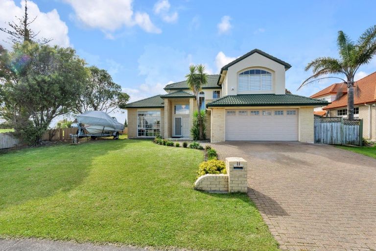 Photo of property in 11 Corta Bella Place, Golflands, Auckland, 2013