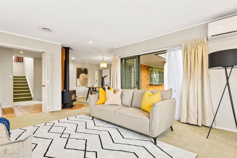 Photo of property in 10 Suncrest Drive, West Harbour, Auckland, 0618