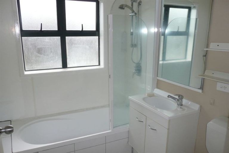 Photo of property in 10/6 John Jennings Drive, Oteha, Auckland, 0632