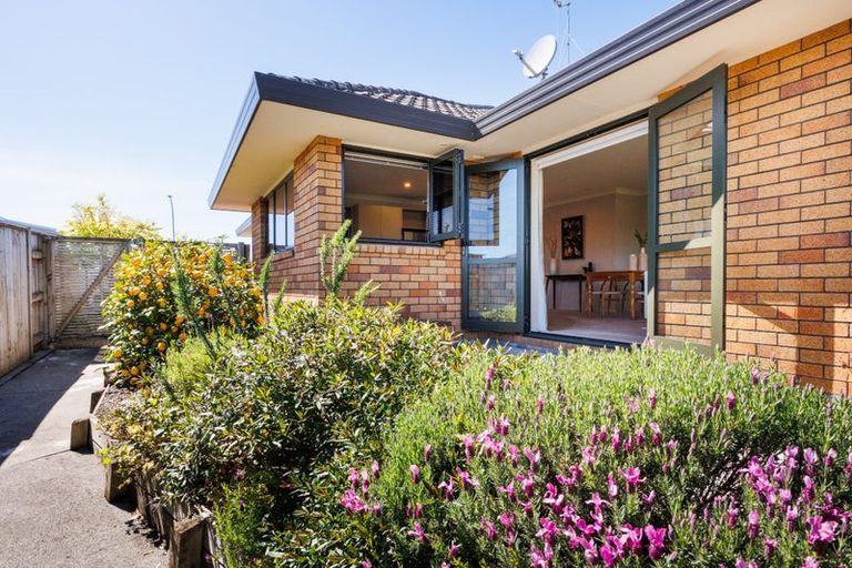 Photo of property in 23 Johnstone Drive, Fitzherbert, Palmerston North, 4410