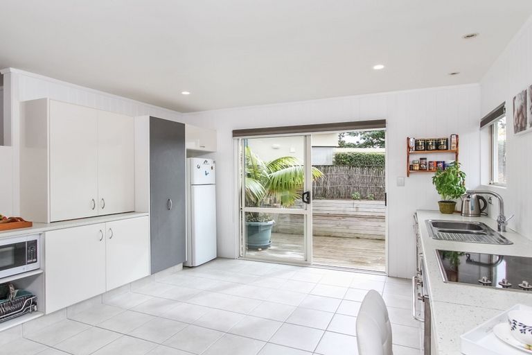 Photo of property in 14 Bridgehead Cove, West Harbour, Auckland, 0618
