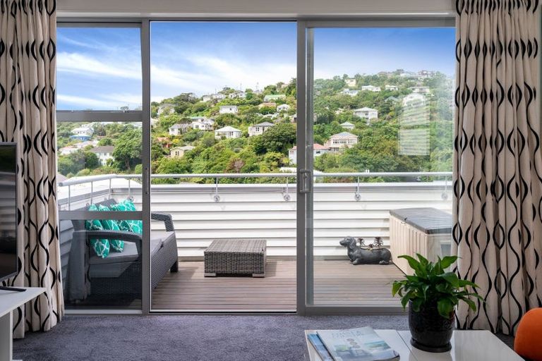 Photo of property in 20 Tiketike Way, Brooklyn, Wellington, 6021