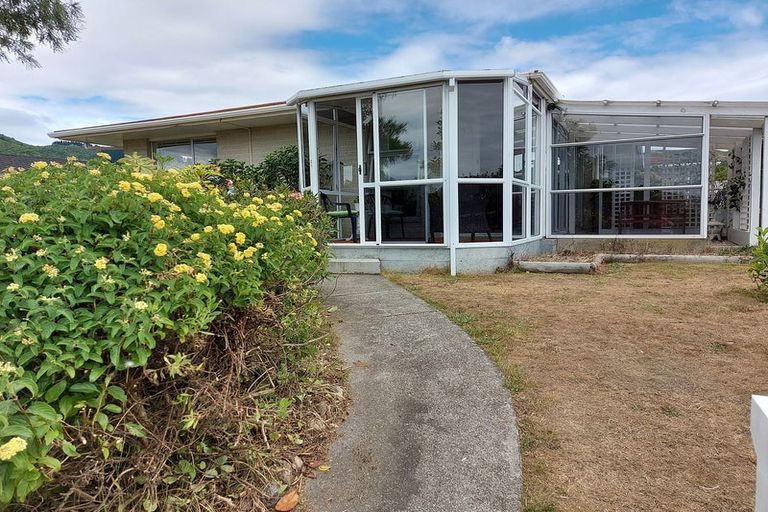 Photo of property in 18 Rewarewa Crescent, Waikanae, 5036
