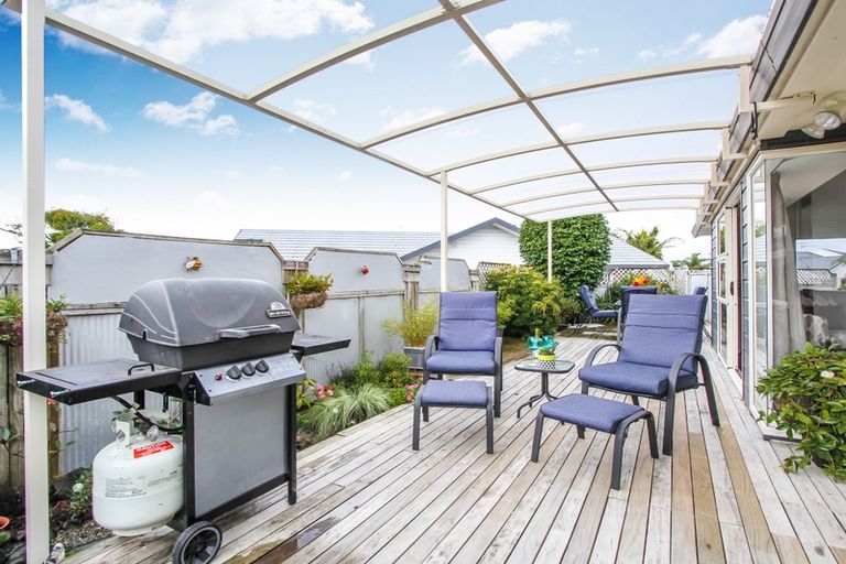 Photo of property in 14 Bridgehead Cove, West Harbour, Auckland, 0618