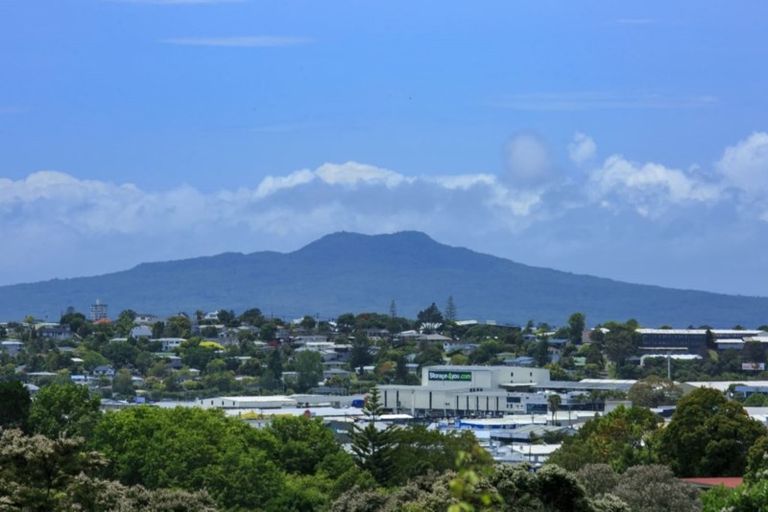 Photo of property in 547 Glenfield Road, Glenfield, Auckland, 0629