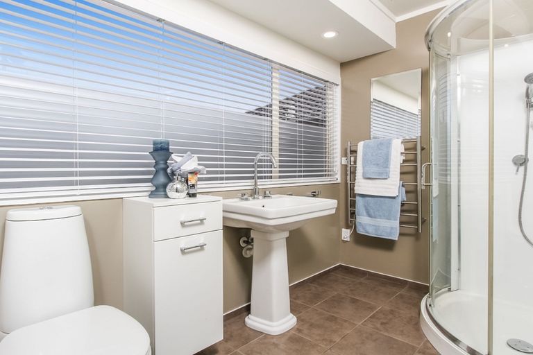 Photo of property in 14 Bridgehead Cove, West Harbour, Auckland, 0618