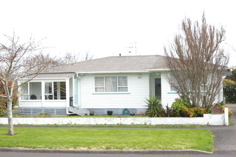Photo of property in 11 Truby King Street, Merrilands, New Plymouth, 4312