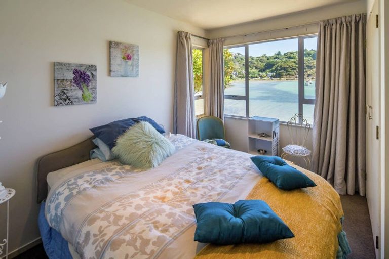 Photo of property in 18 Trevor Terrace, Paremata, Porirua, 5024