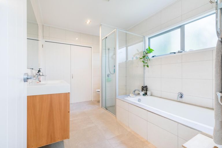 Photo of property in 39 Warner Park Avenue, Laingholm, Auckland, 0604