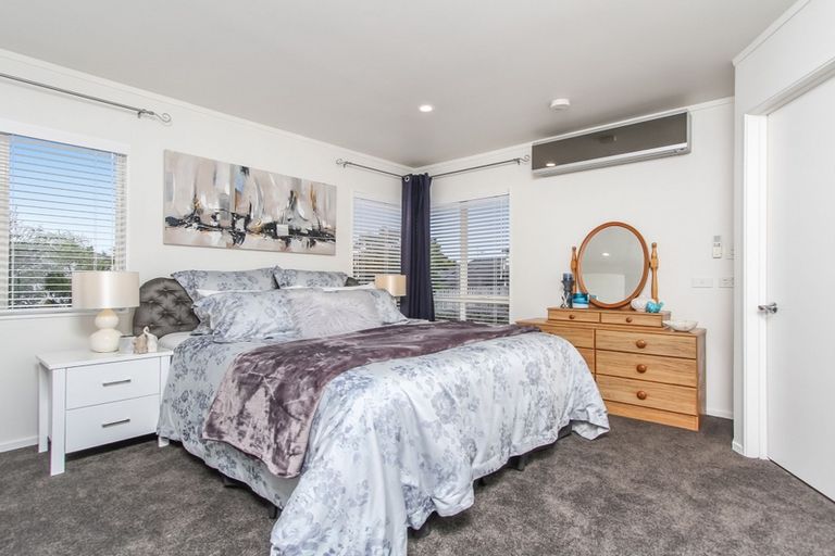 Photo of property in 14 Bridgehead Cove, West Harbour, Auckland, 0618