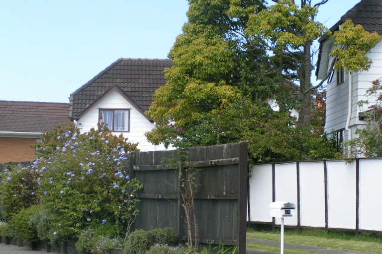 Photo of property in 2/17 Park Avenue, Northcote, Auckland, 0626