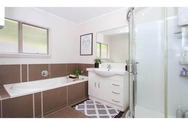 Photo of property in 1/27 Sovereign Place, Glenfield, Auckland, 0629