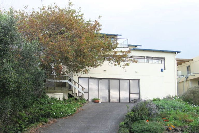 Photo of property in 20 Chelverton Terrace, Red Beach, 0932