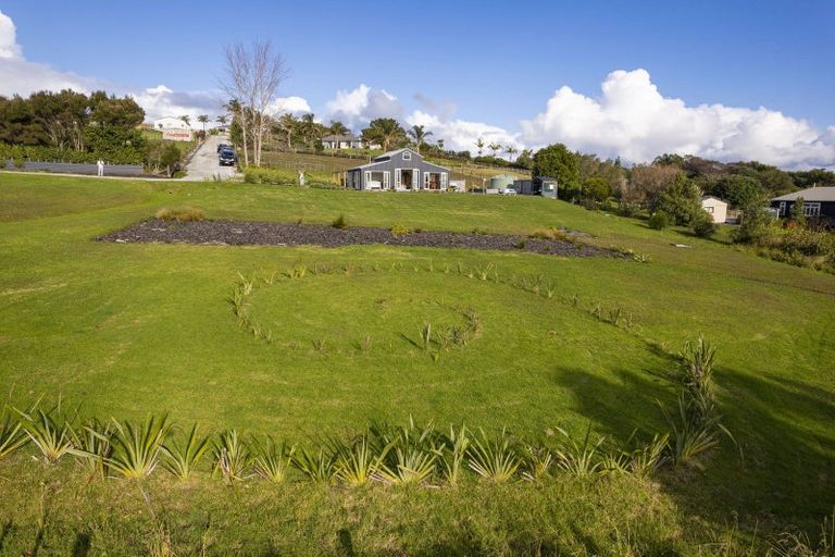 Photo of property in 16 Taipa View Road, Taipa, 0483